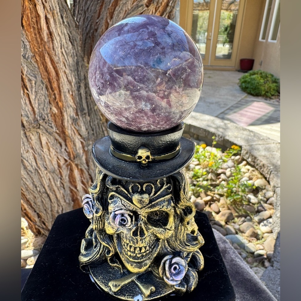 Unicorn stone sphere with flower skull stand - Picture 2 of 6